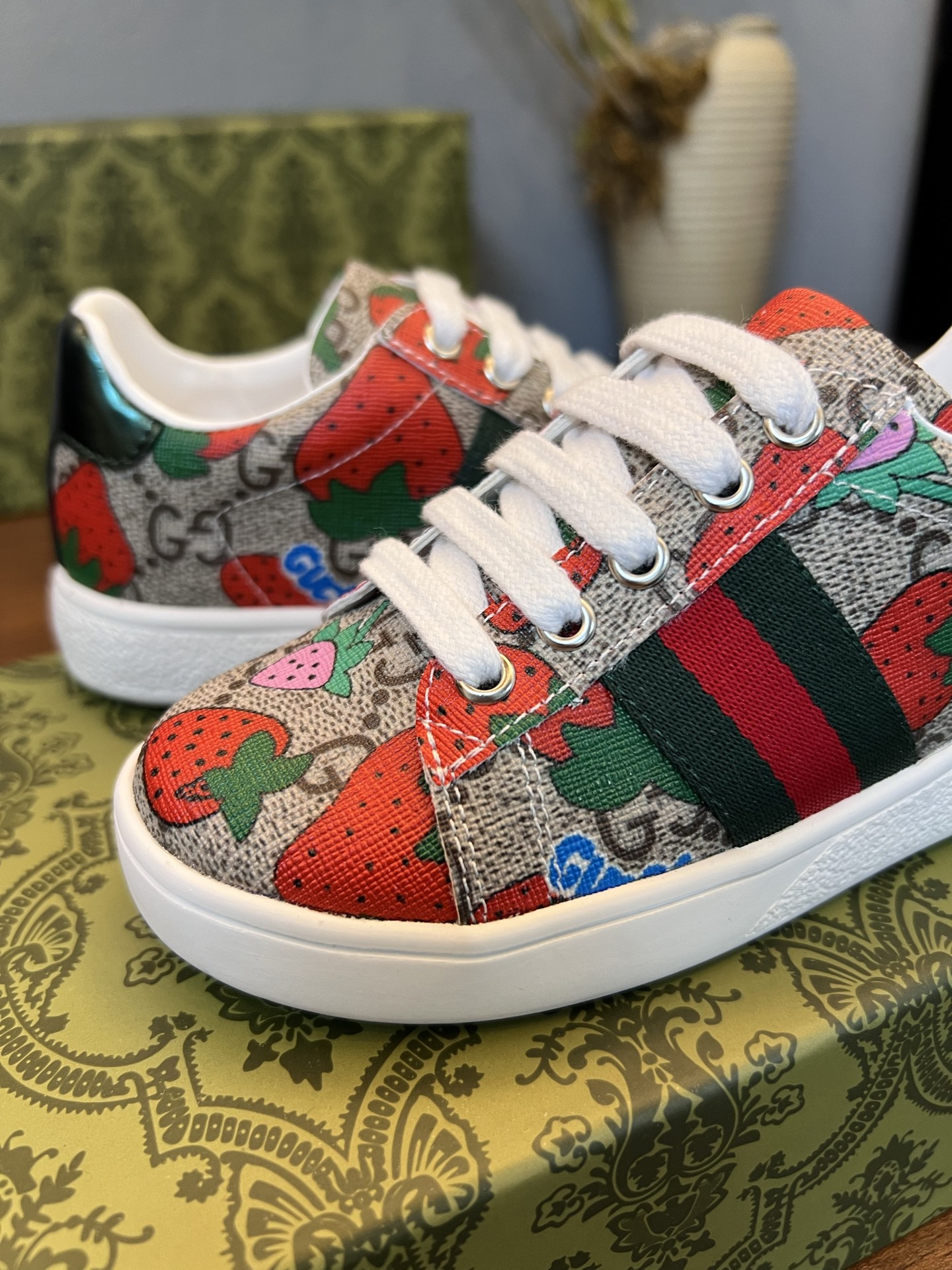 Children's shoes child